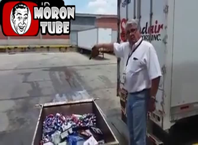 Video :A senior Mexican official wishes to discard a whiskey bottle (FAIL)